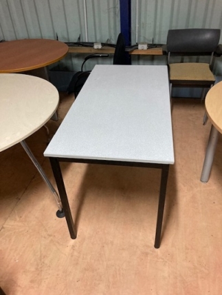 Table rectangle gris 